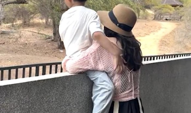 汪峰飞新疆陪森林北过七夕节，两人十指紧扣逛街，比初恋还甜蜜！